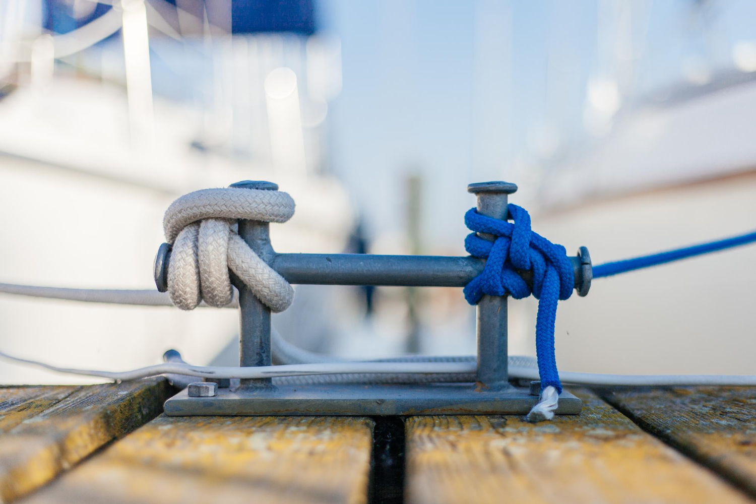 Qué son las cornamusas de una embarcación