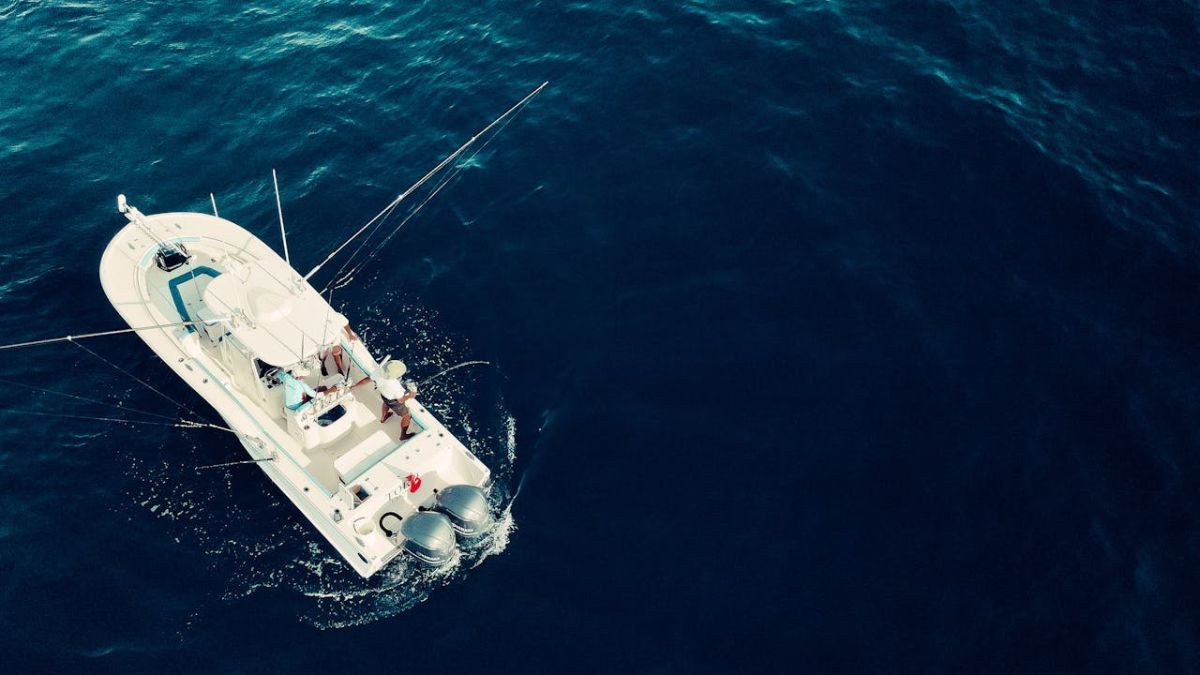 Pesca en mar abierto desde embarcación: consejos, seguridad y material necesario